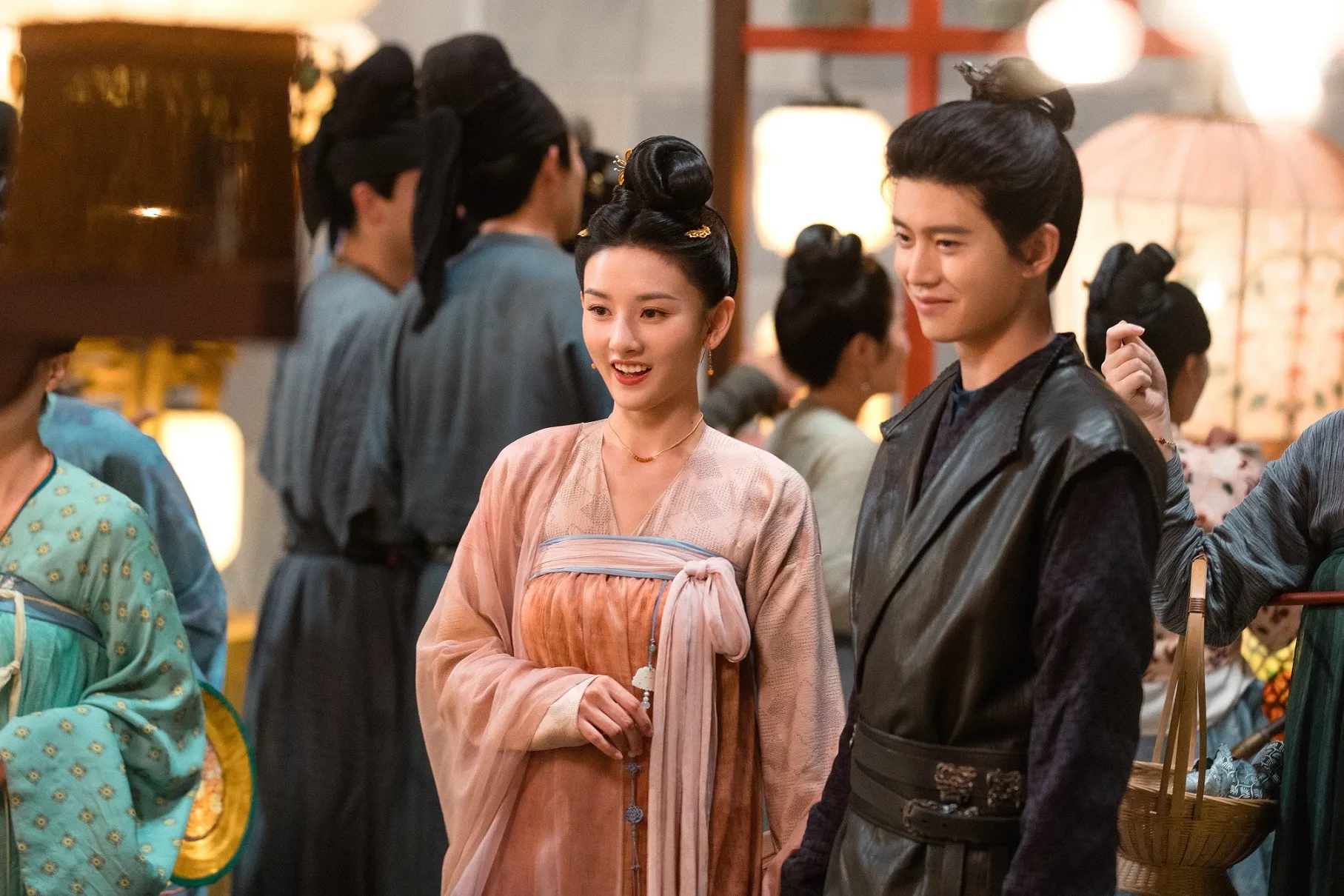 任嘉倫與宋祖兒在古裝劇《無憂渡》中首度攜手合作,戲裡上演跨越阻礙的感情線,戲外互動則互虧對方十分逗趣。(圖/中視提供)