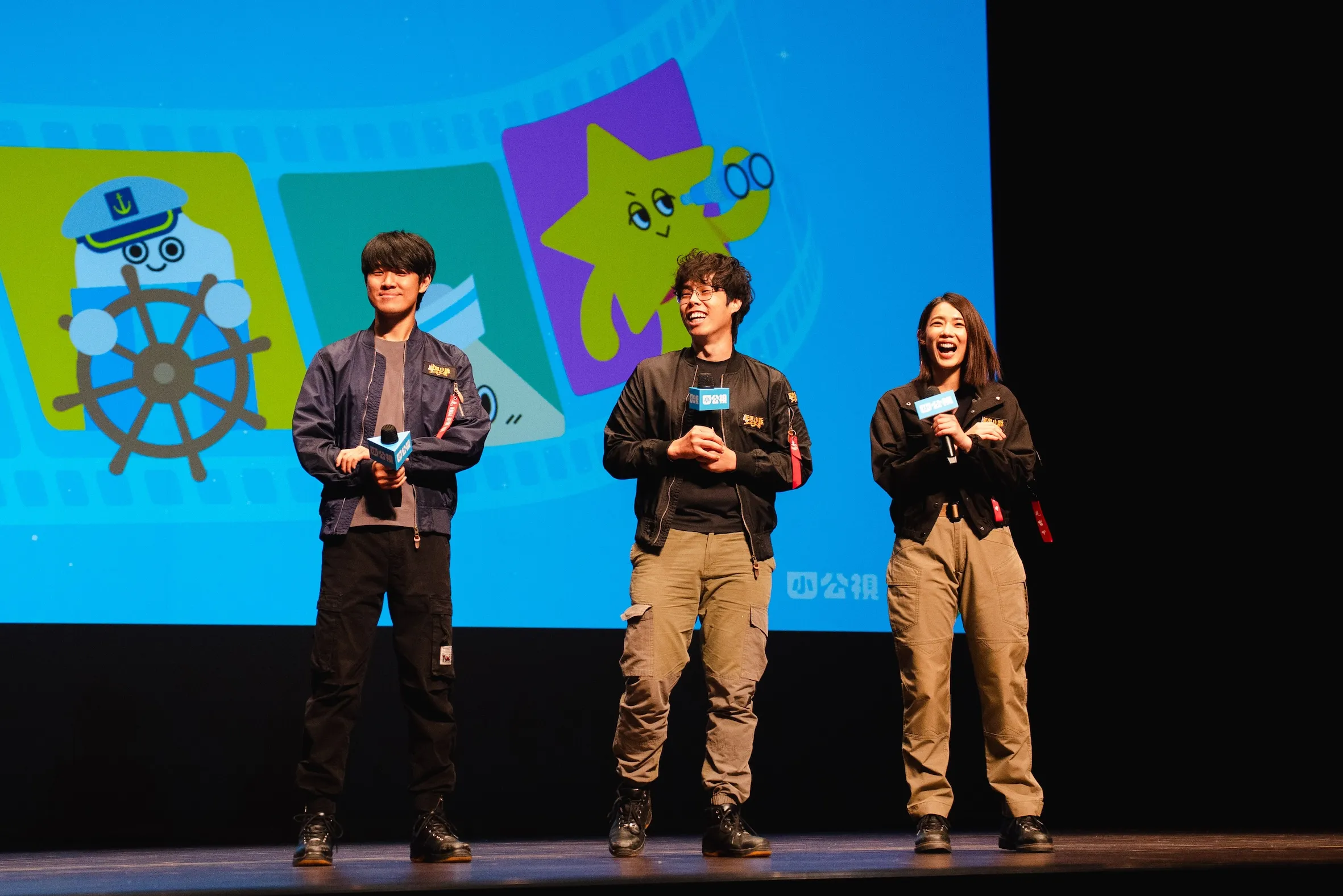 小岳哥哥(右起)與金鐘主持人王伯源、宇宙林思宇赴馬祖出席小公視口袋影展,與在地學童近距離互動分享。(圖/小公視提供)