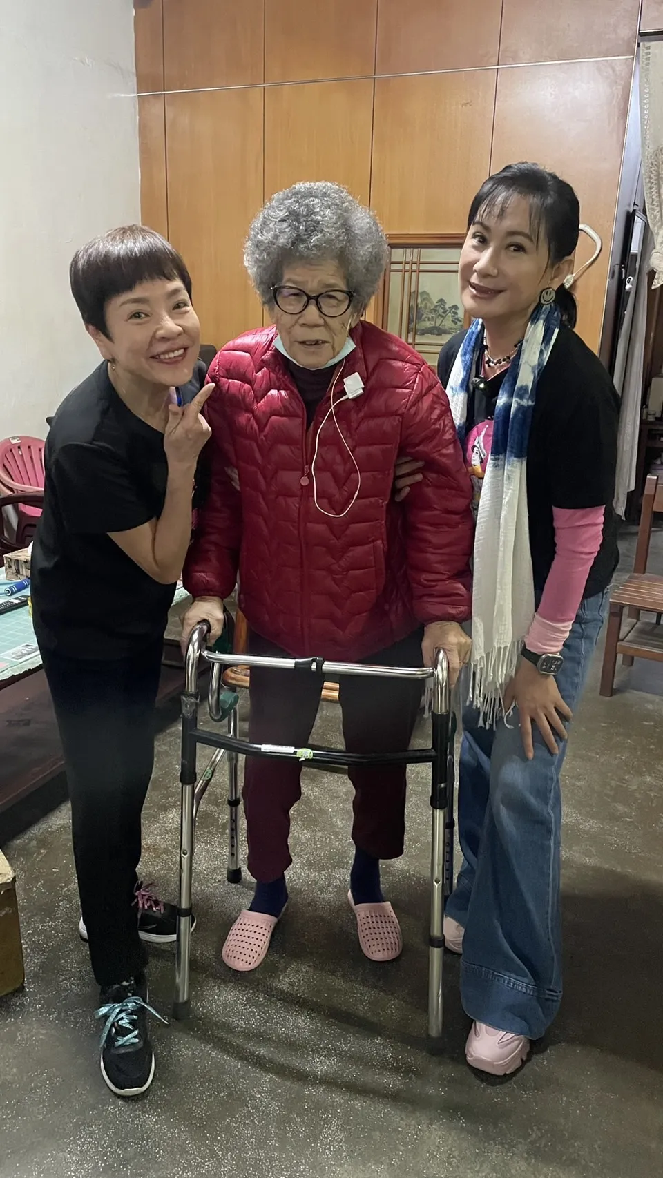 紀麗如(左)和陳亞蘭(右)去年一同探望來春阿嬤。(圖/台灣優質生命協會提供)