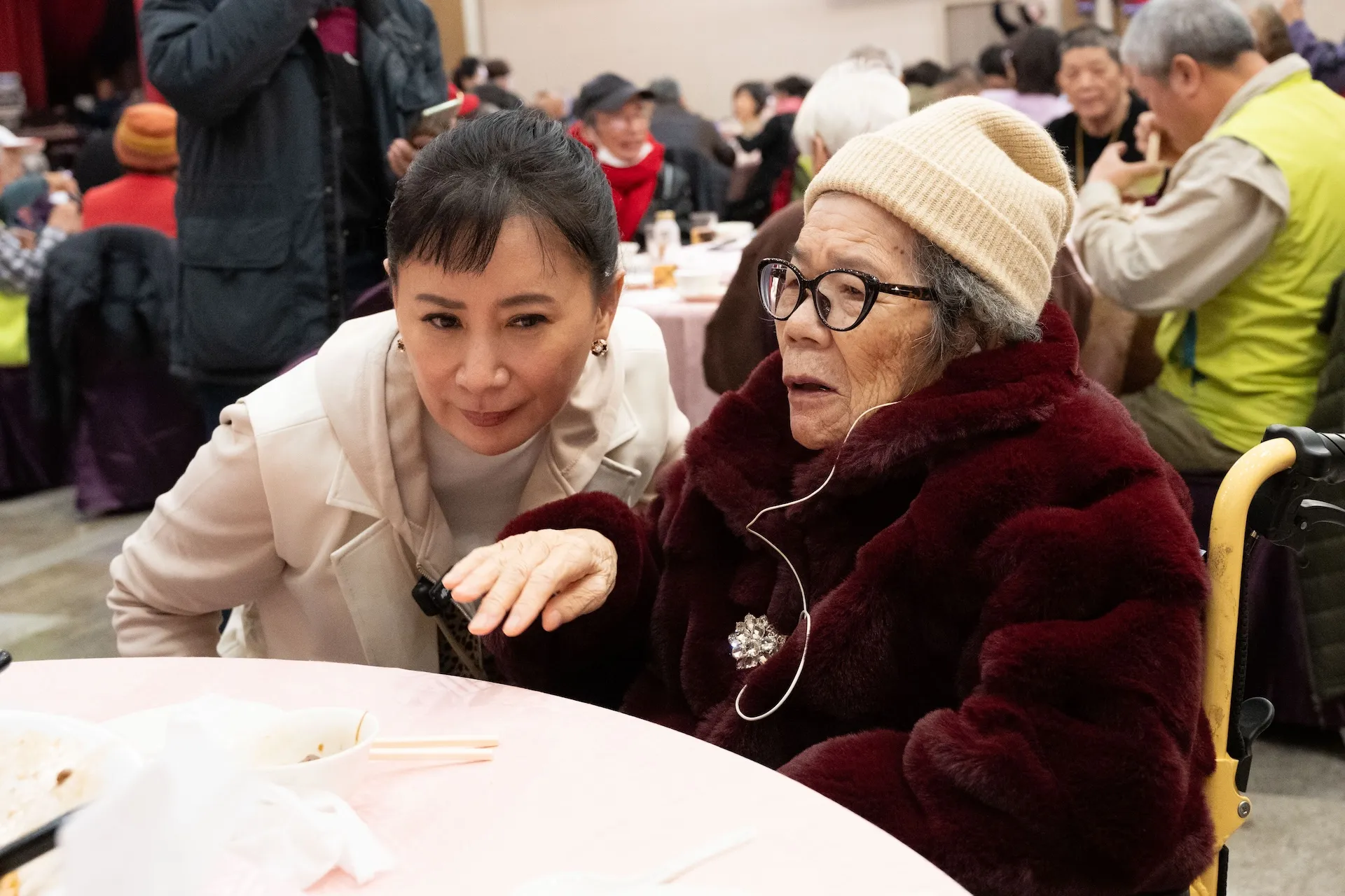 陳亞蘭(左)與前輩來春阿嬤天人永隔。(圖/台灣優質生命協會提供)