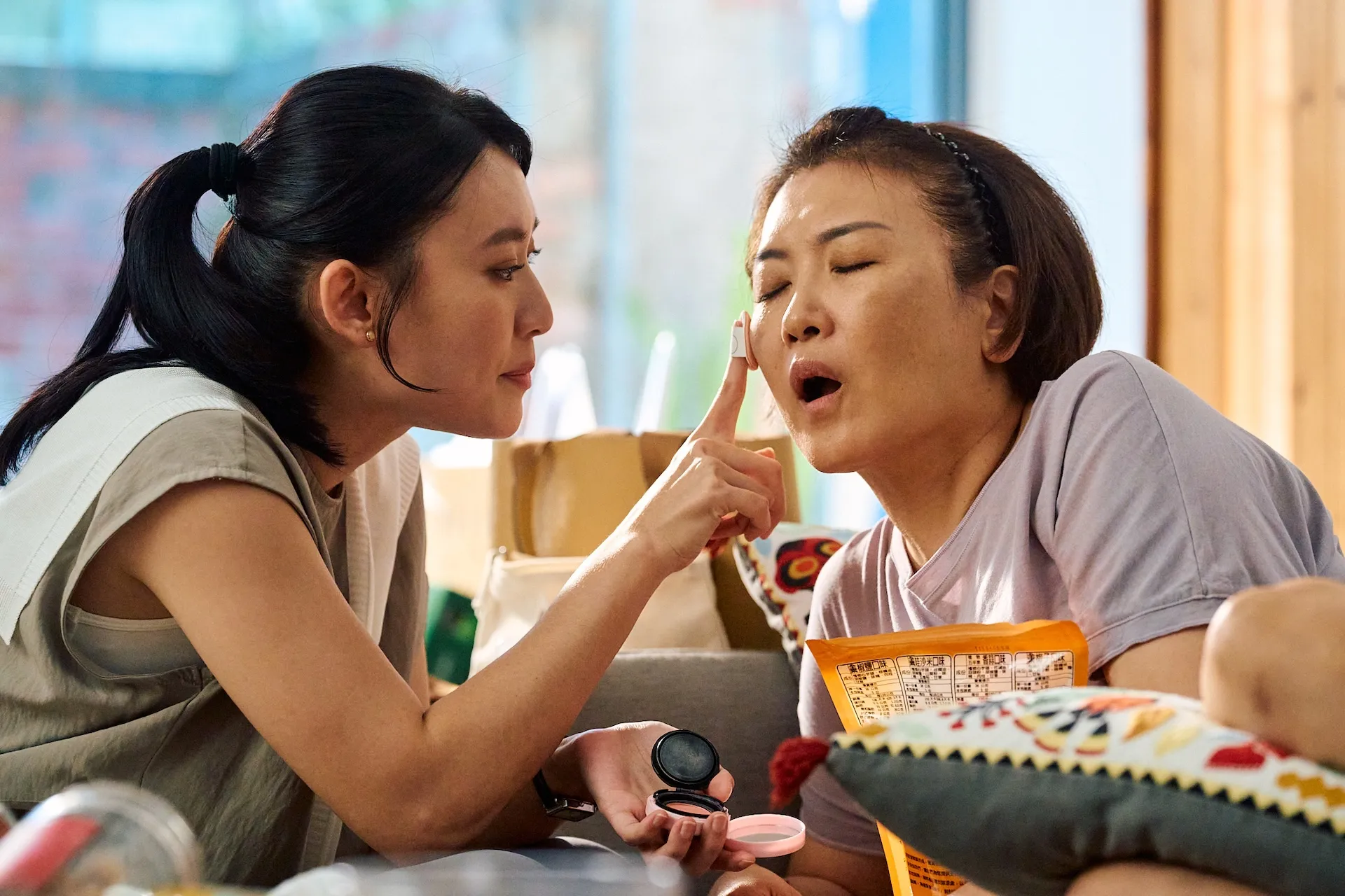 何以奇(左)劇中大戰愛情勒的媽媽姚黛瑋。(圖/公視台語台提供)