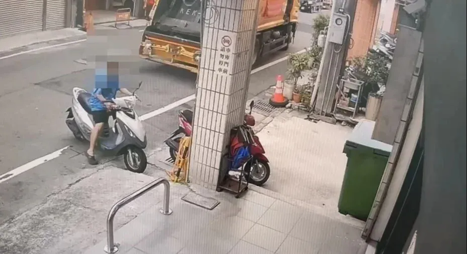 李男狠殺妻子後到派出所自首。(圖/警方提供)