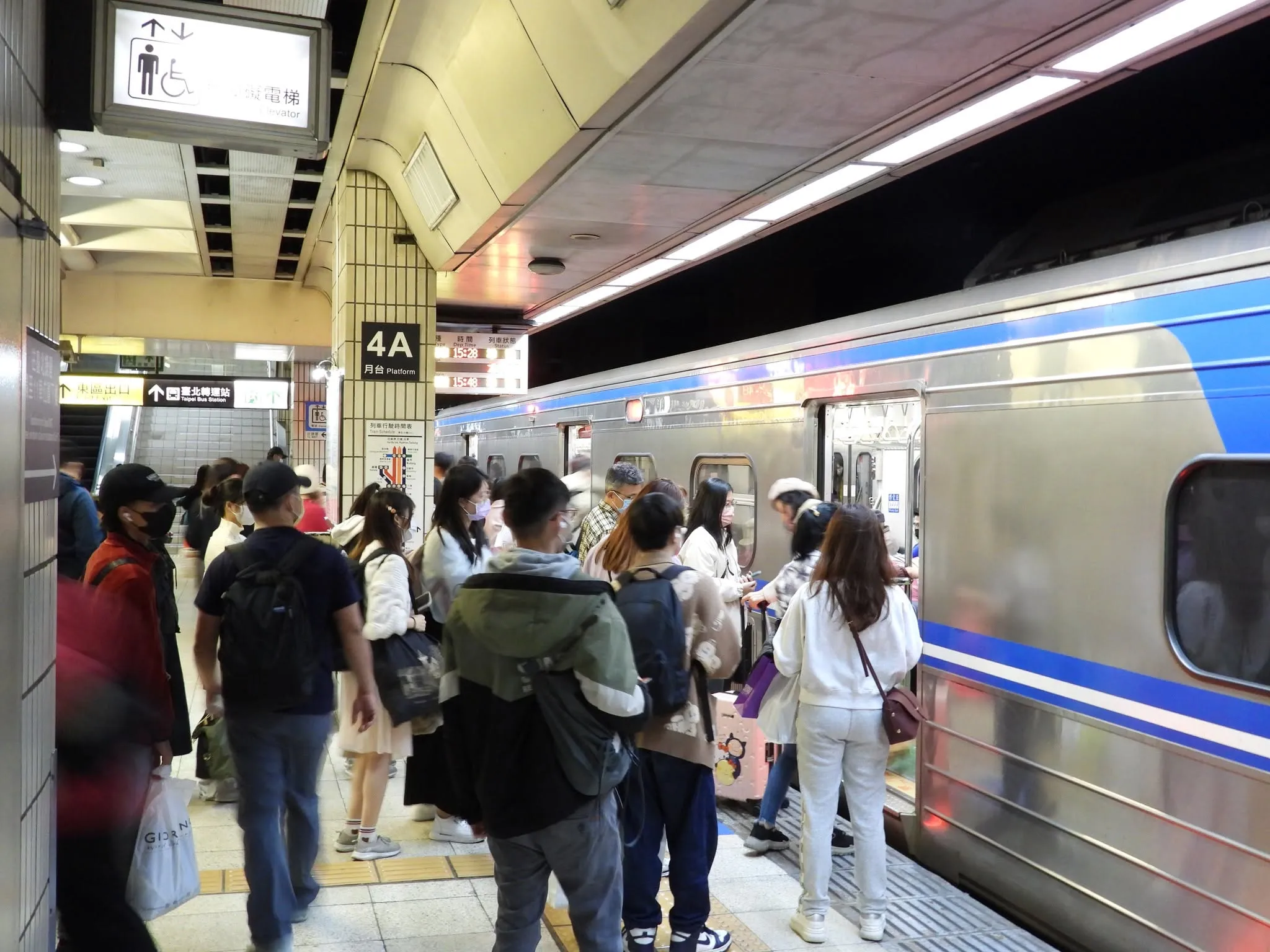 台鐵因施工怪手翻覆，導致列車延誤。（圖／翻攝自台鐵臉書）