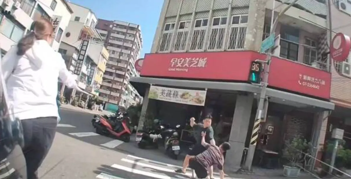 高雄車禍神展開!BMW駕駛當街開嗆遭痛打。(圖/翻攝Threads)