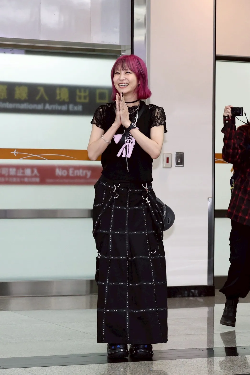 LiSA抵台,見到大批接機粉絲直呼感謝。(圖/攝影組)