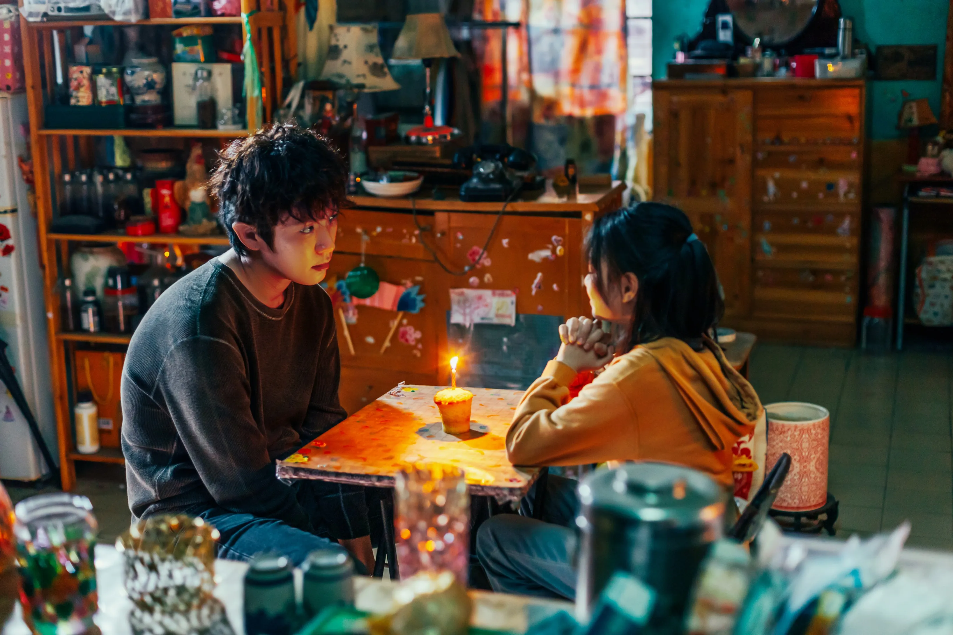 柯震東在《我未許願先吹蠟燭》飾演廢柴青年。(圖/華映提供)