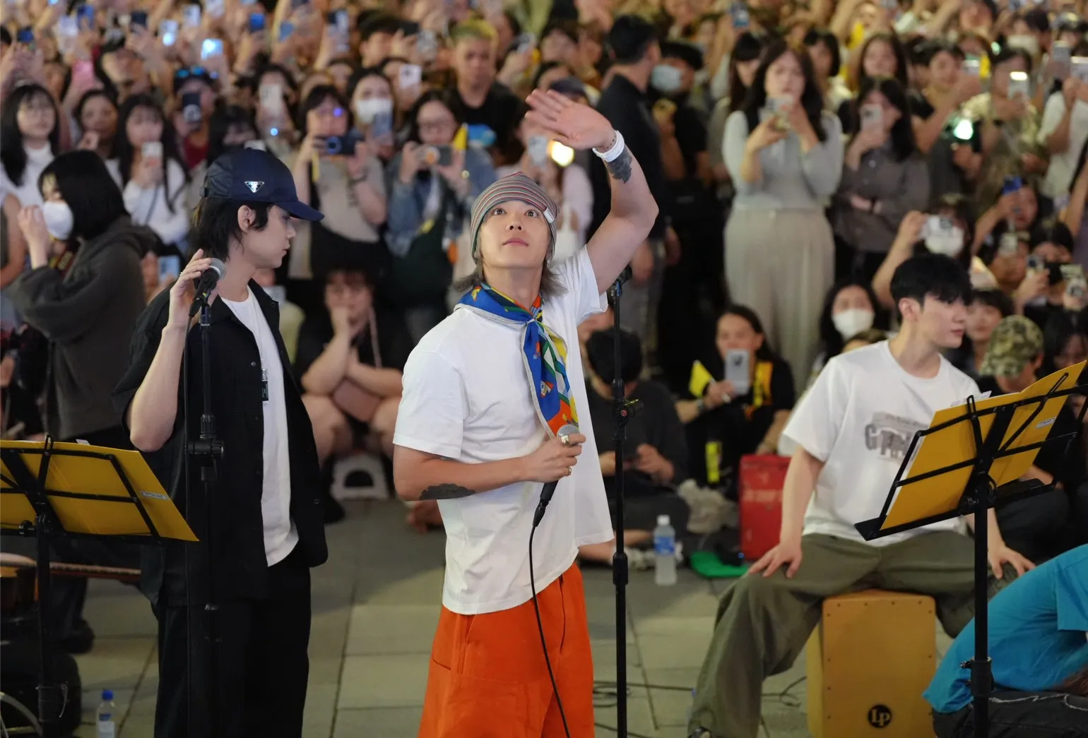 FTISLAND 台北街頭開唱,吸引破千粉絲到場支持。(圖/記者陳明中攝)