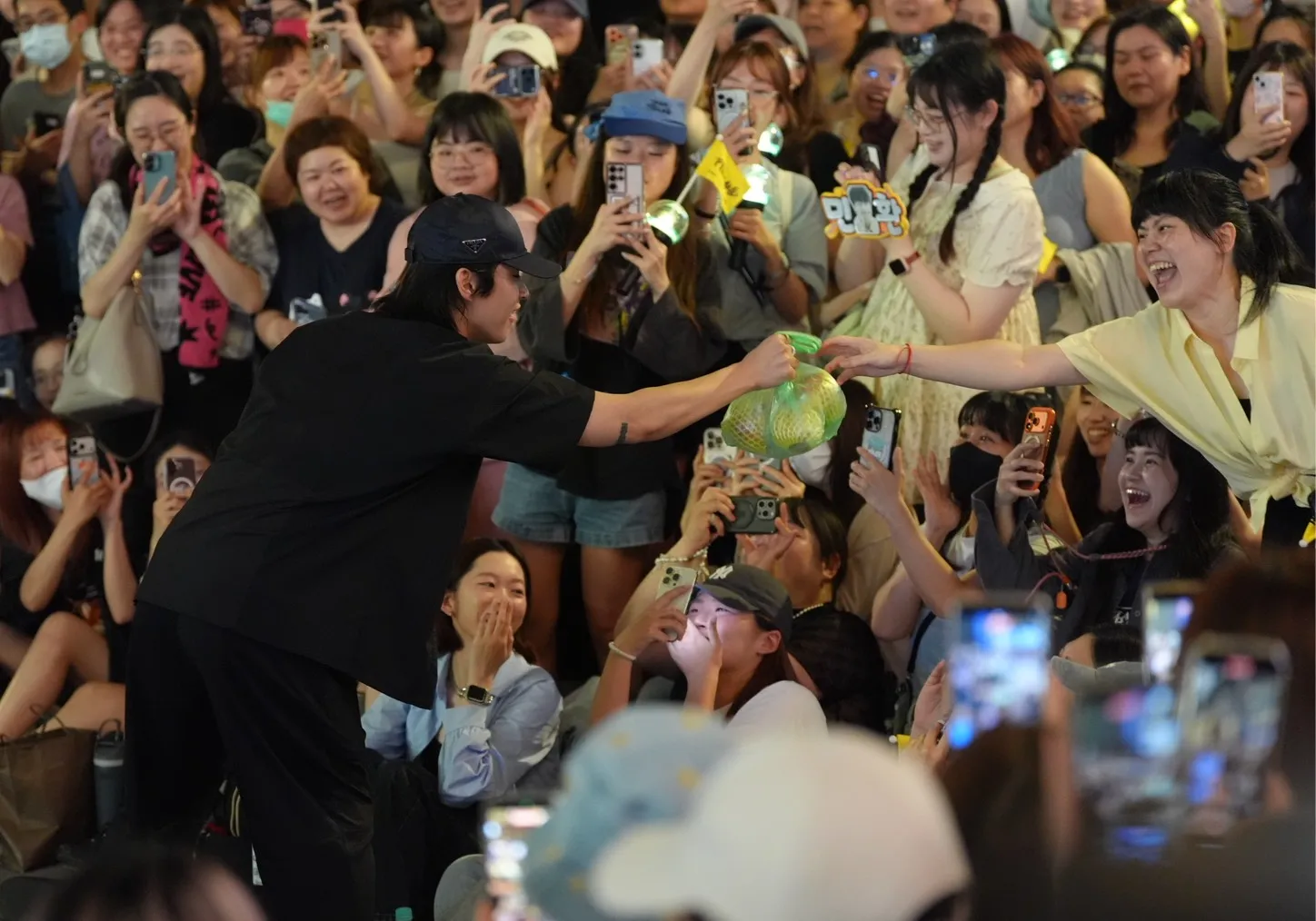 下一秒換貝斯手李在真收到一整袋芒果。(圖/記者陳明中攝)