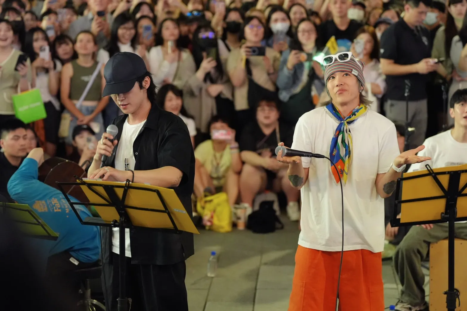 FTISLAND主唱李洪基見李在真收到一整袋芒果,比他還多,露出吃味表情。(圖/記者陳明中攝)