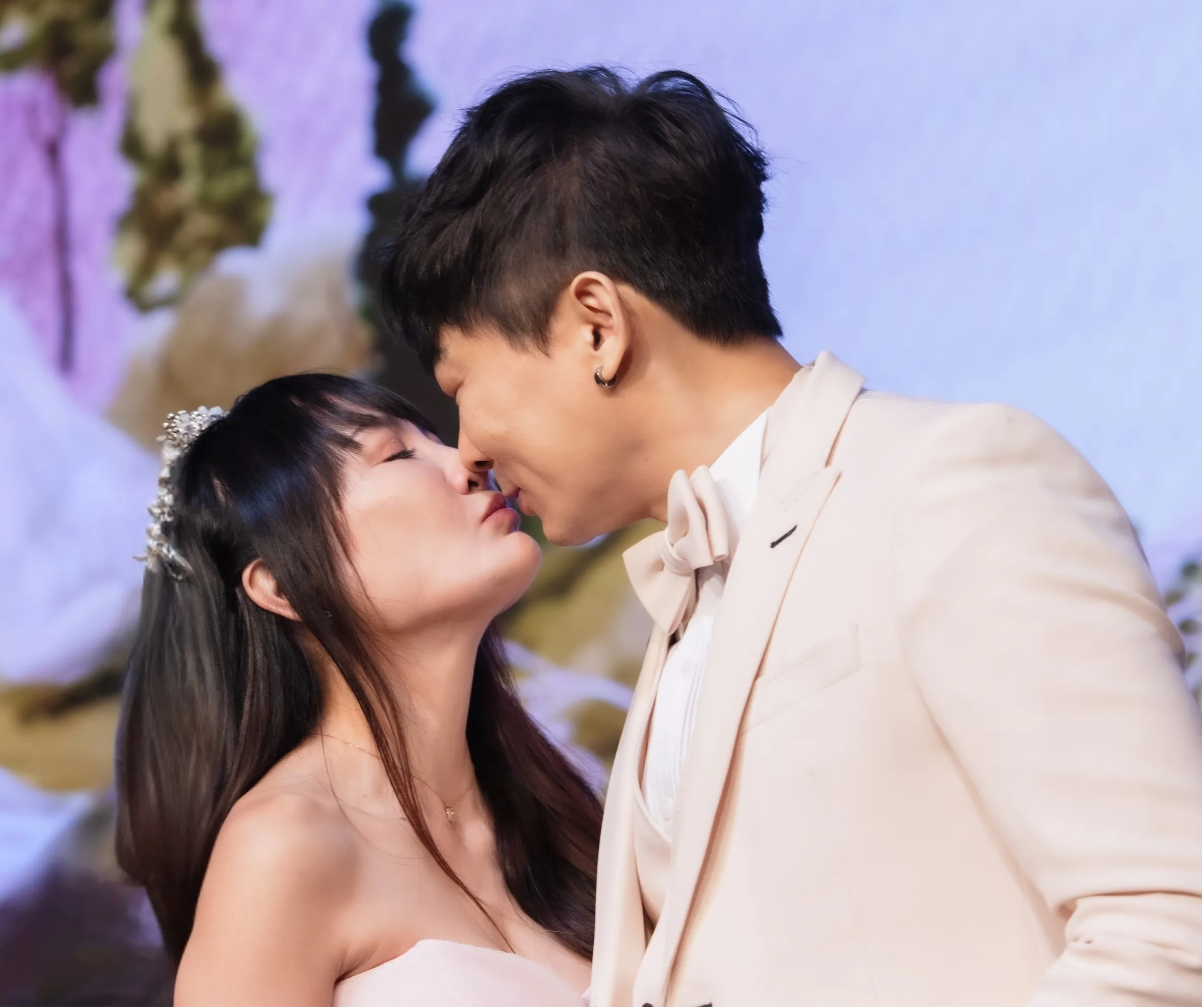 藝人王宥忻與前夫翁承旭舉辦聯合婚禮，兩人感性交換結婚誓詞並首創結婚續約日概念，吸引眾多好友到場見證。（圖／女神愛啪啪 IPAPA提供）