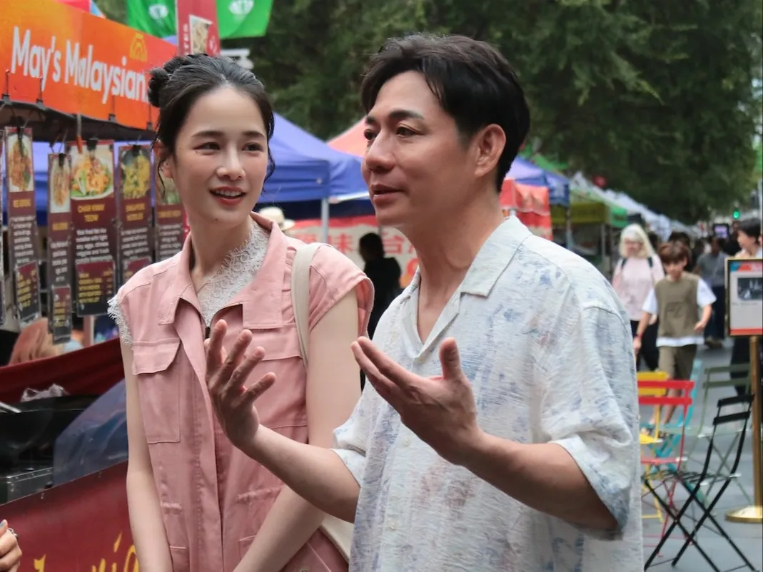 陳隨意(右)和千千努力練習講英文。(圖/三立提供)