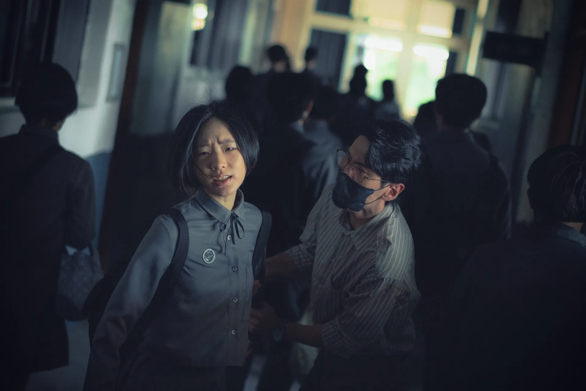 許曦文(左)扮演痛苦重考班學生。(圖/奇蹟映畫所提供)