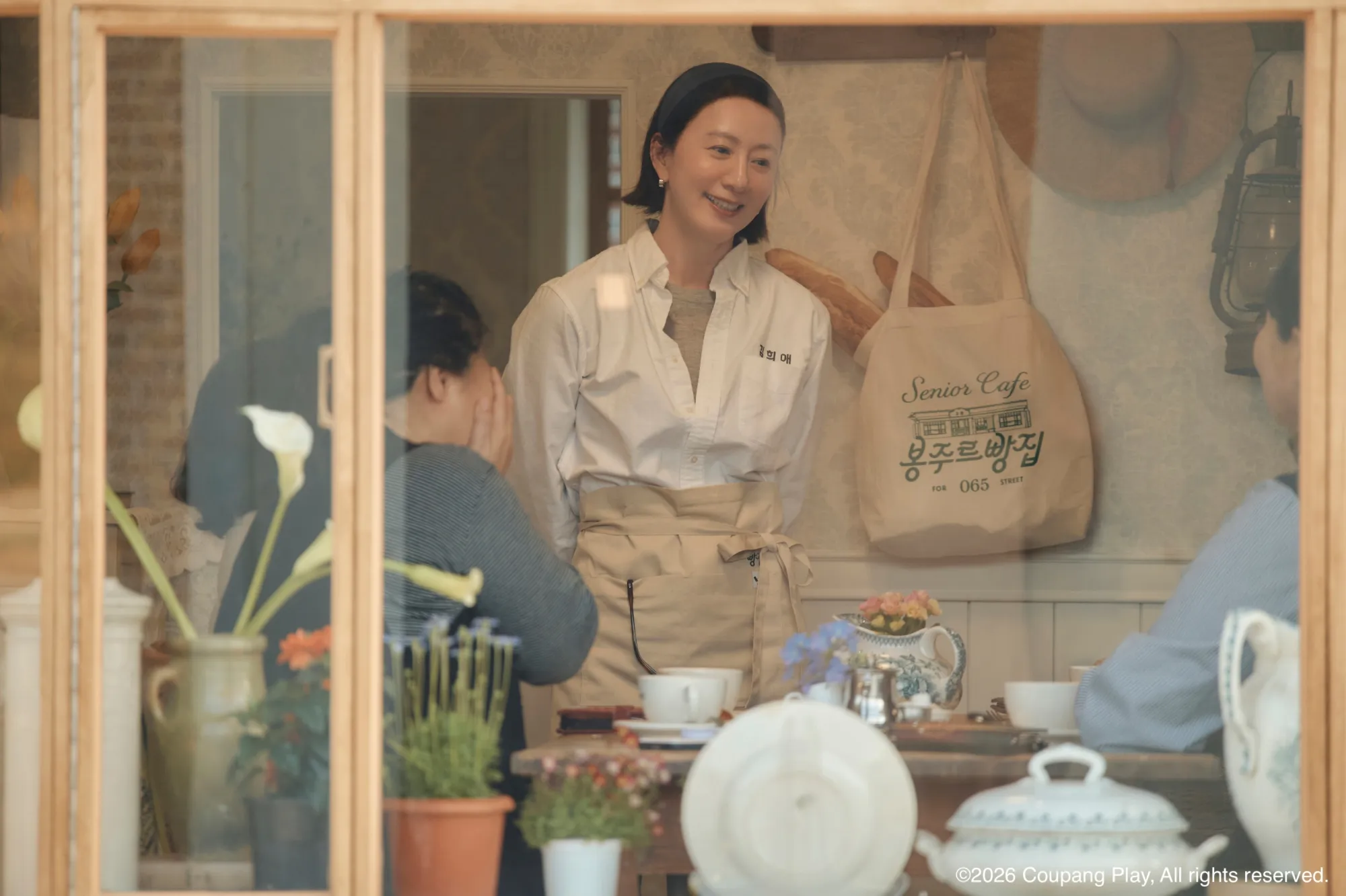 《Bonjour麵包店》金喜愛細心招呼每位長輩客人，療癒魅力感染全場（圖／Hami Video提供）