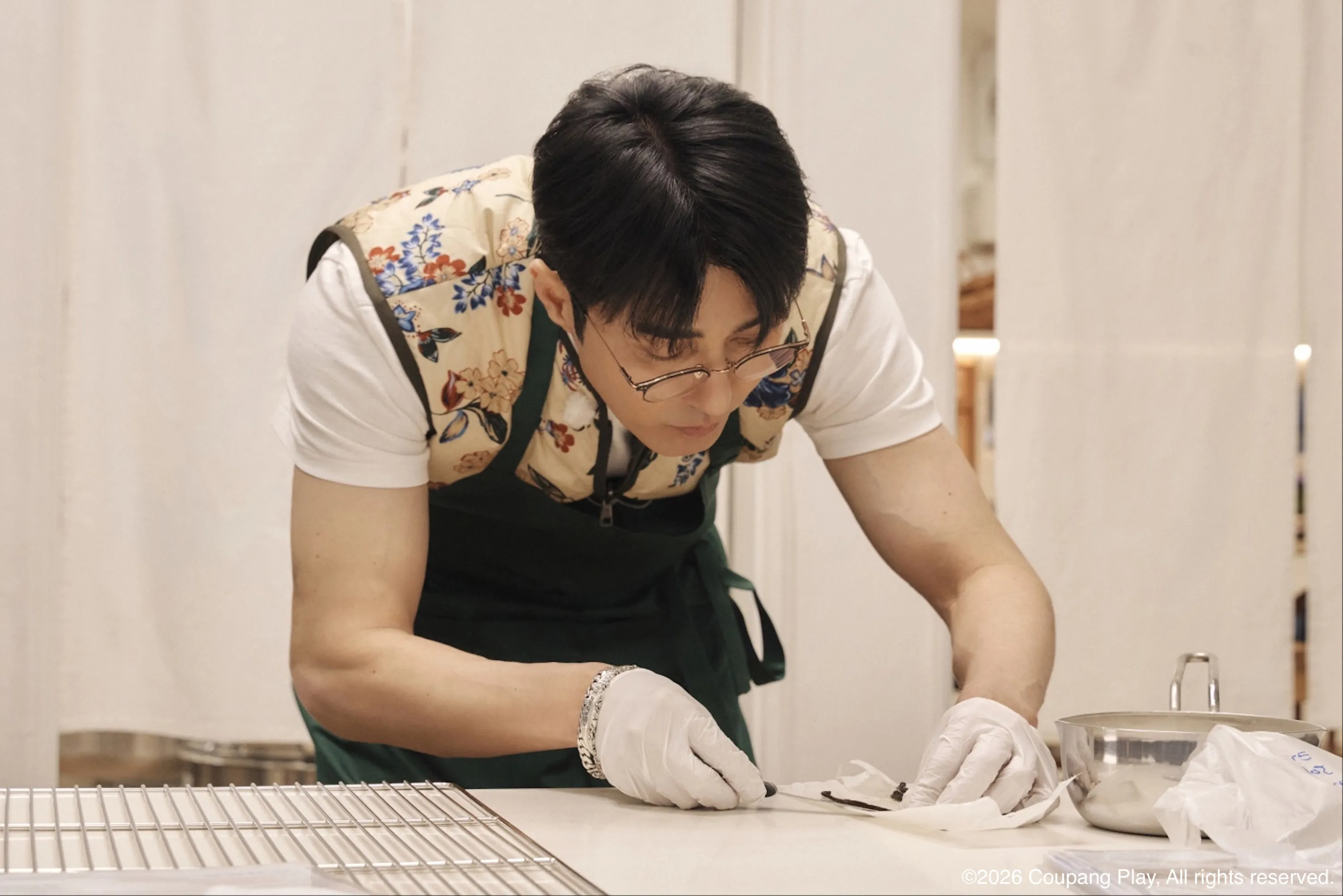 《Bonjour麵包店》車勝元不斷挑戰高難度法式甜點製作，展現「烘焙王」實力。（圖／Hami Video提供）