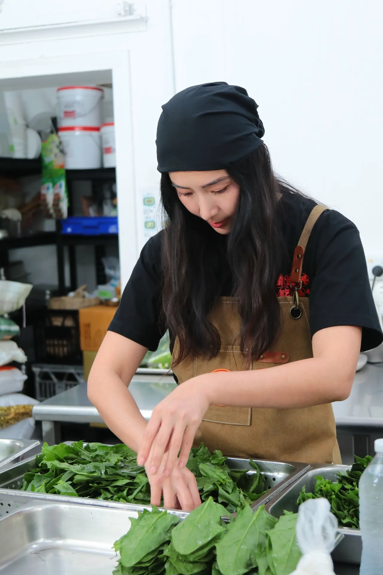 隋棠認真備菜。(圖/三立提供)