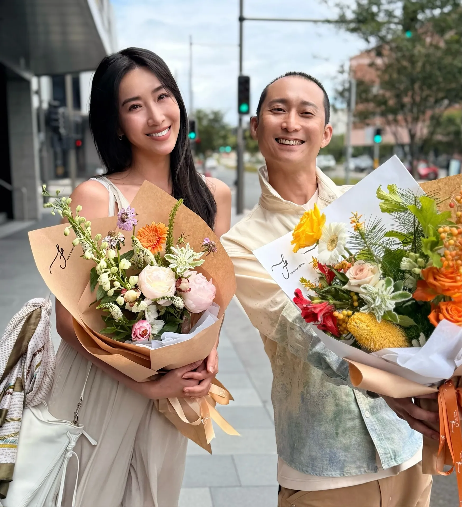 隋棠(左)和浩子忙裡偷閒。(圖/三立提供)