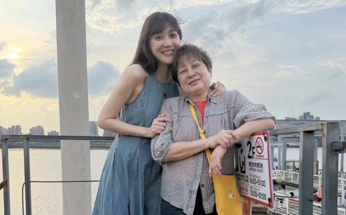 林逸欣在父親過世後,常伴媽媽身邊。(圖/翻攝Facebook)
