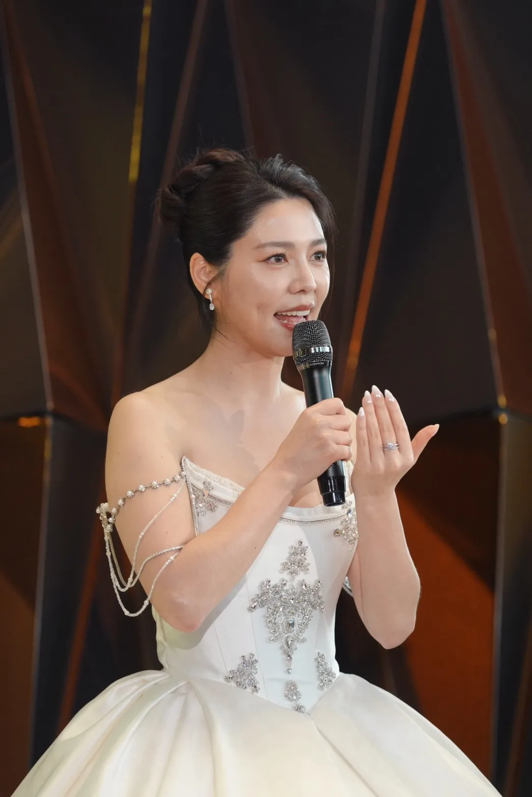 白家綺曬鑽戒。(圖/記者陳明中攝)