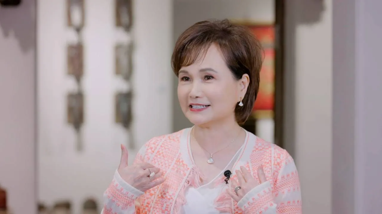 資深媒體人沈春華日前上節目《坐吧!聊聊》作客,與主持人黃嘉千、小禎、黃鐙輝分享童年往事與留學經歷。(圖/三立提供)