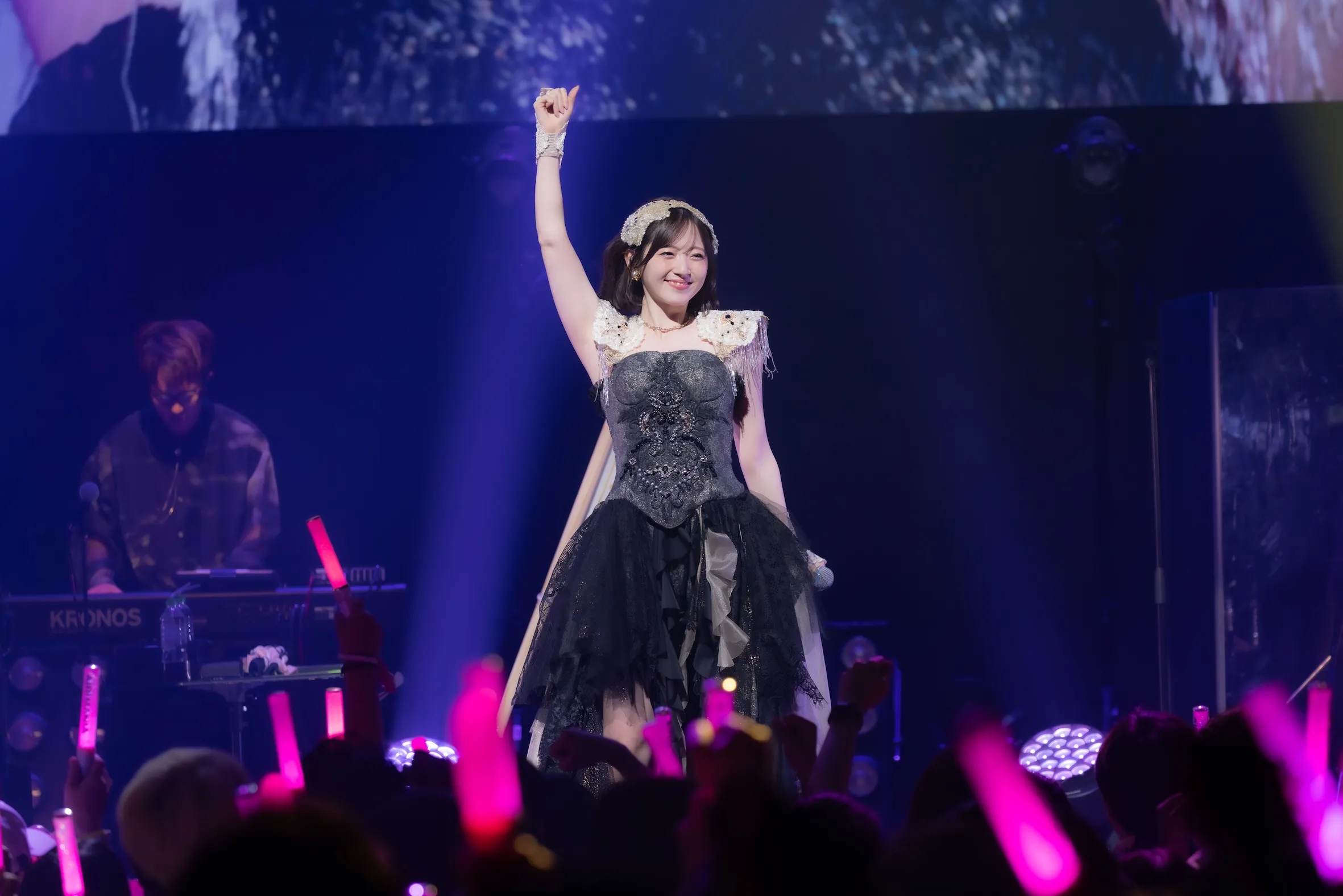 日本藝人鈴木愛理昨日在台北舉辦首場海外個人演唱會,帶來21首歌曲並與台下粉絲熱烈互動。(圖/Welcome Music提供)