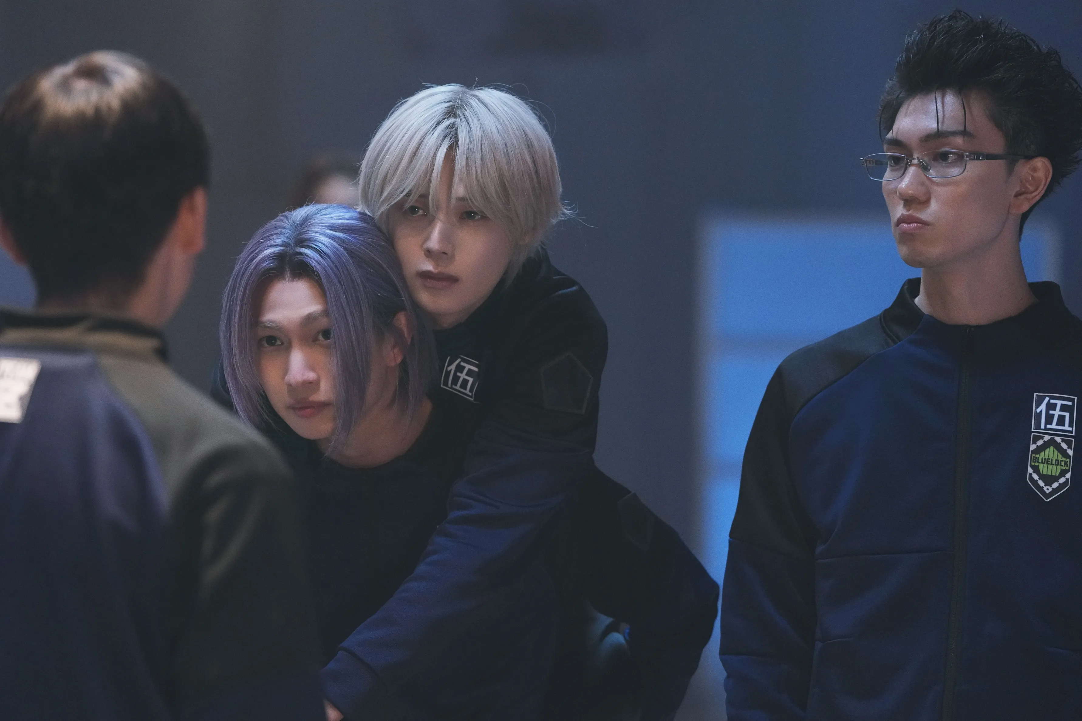 「&TEAM」成員K（中）在《藍色監獄》片中飾演凡事嫌麻煩的「凪誠士郎」，被綱啓永（左）飾演的「御影玲王」發掘驚人的足球天份而成為好友；右為飾演「劍城斬鐵」的樋口幸平。（圖／甲上娛樂提供）