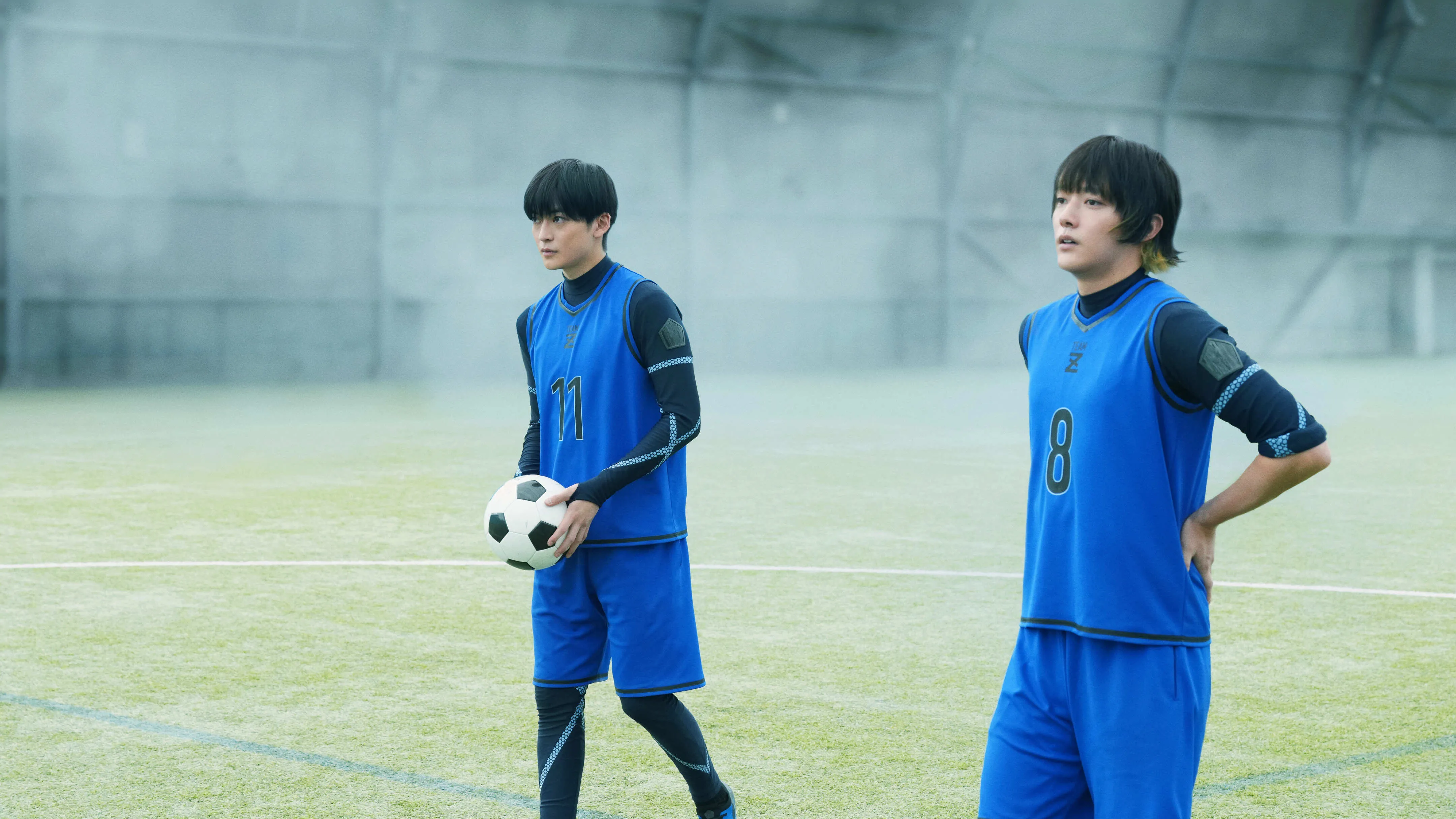 高橋文哉（左）與櫻井海音在《藍色監獄》片中飾演雖是競爭關係但惺惺相惜的好友「潔世一」與「蜂樂廻」。（圖／甲上娛樂提供）