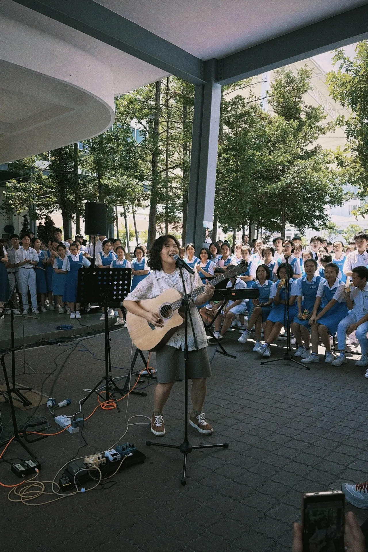JOYCE就以斯自彈自唱。(圖/瓢蟲音樂提供)
