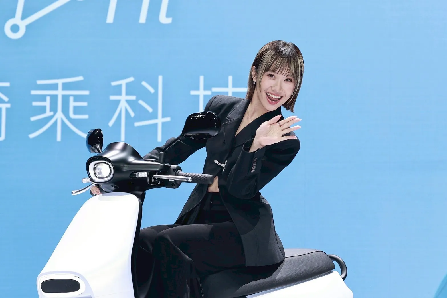 Lulu出席機車品牌發表會，除親自騎車亮相外，也在受訪時分享過往驚險的騎車經驗與追星看法。（圖／娛樂中心）