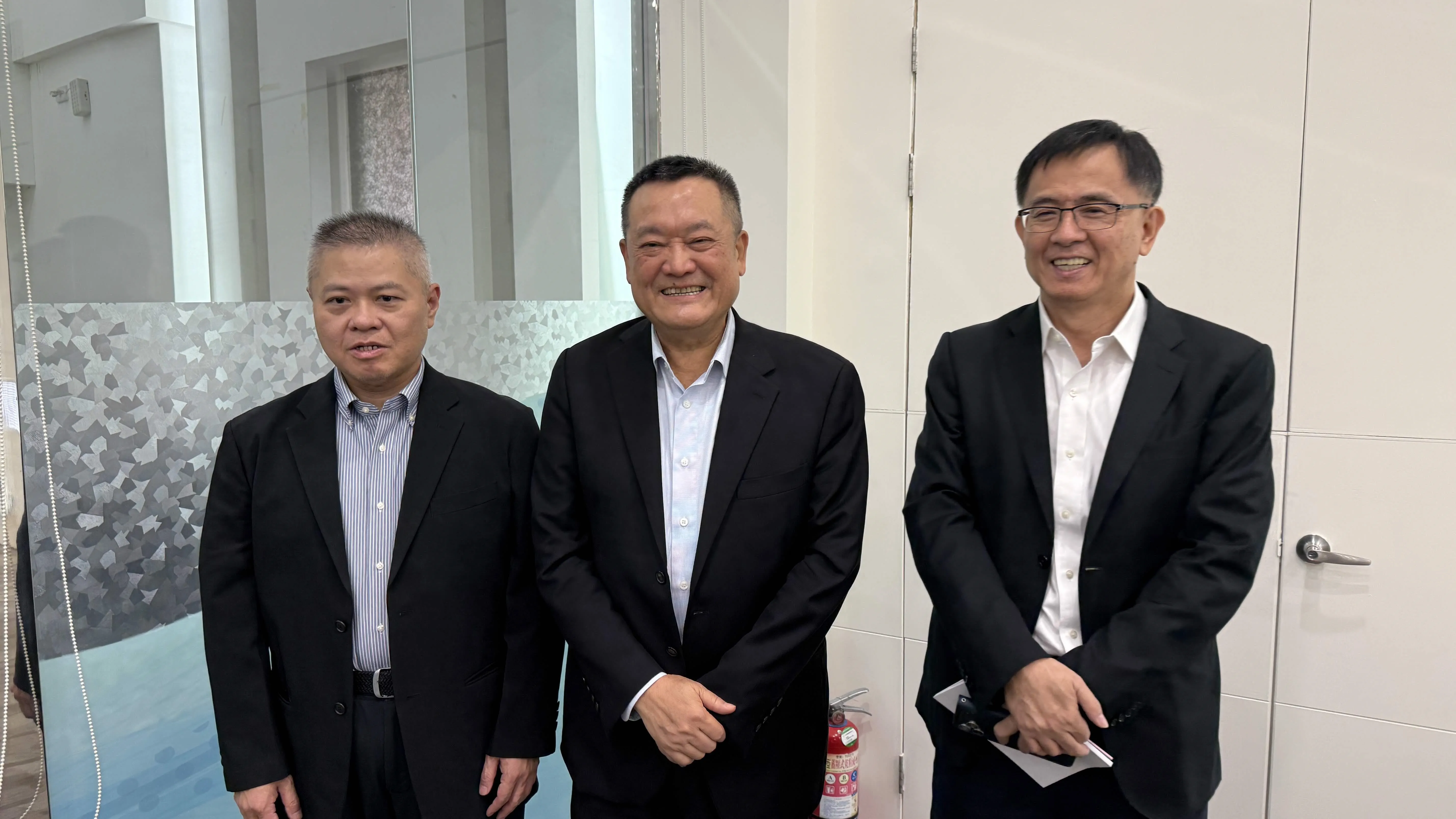 董事長沈慶行(中)表示,受惠生成式AI、高效能運算(HPC)及雲端資料中心擴建需求帶動,2025年營收達1390億元,年增94.59%,創下歷史新高(圖/緯來財經提供)