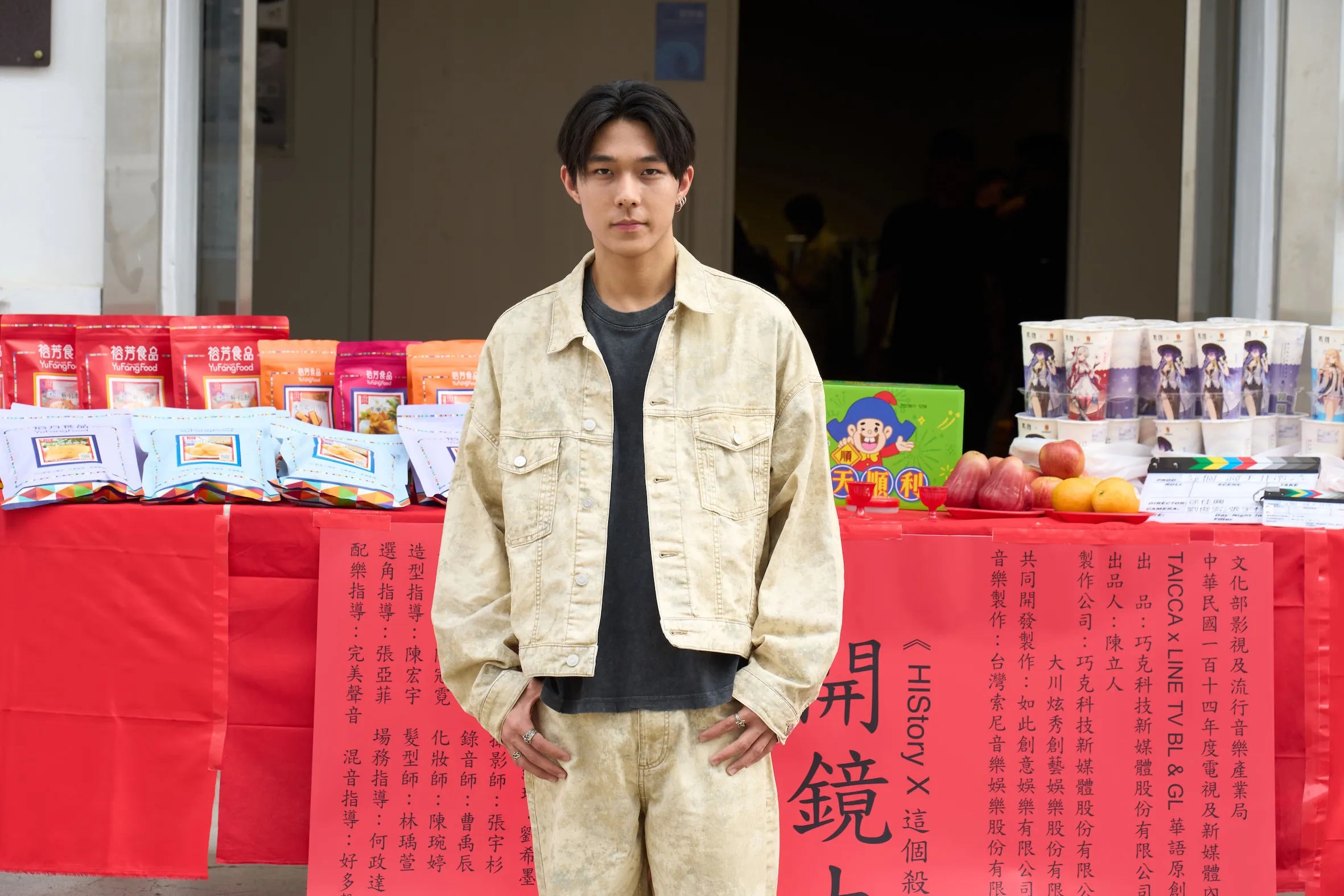 劇中男團 rayZ 成員忙內劉宥慳憑藉帥氣外貌有「校園男神」稱號。（圖／ LINE TV 提供）