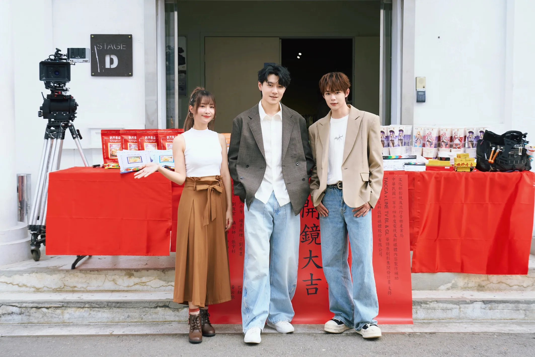 表演老師黃云歆飾演腐女導演，首度和學生易恩和 Alex 攜手演出，是促使 CP 同居練愛的最大推手。（圖／ LINE TV 提供）