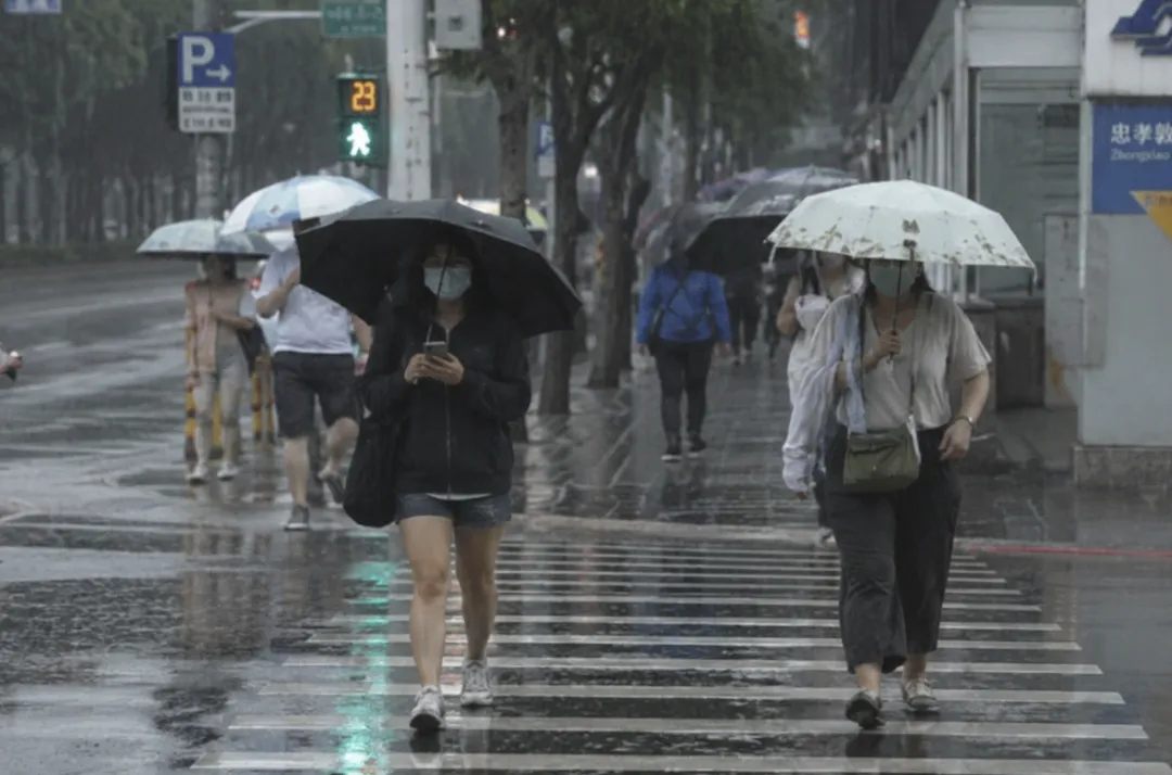受颱風外圍環流影響，中南部須防大雨。（圖／AI生成示意圖）