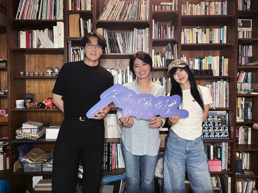 導演嚴藝文今日受邀登上宇宙人小玉主持的Podcast節目，暢談為熱播影集打造主題曲的幕後故事。（圖／相信音樂提供）