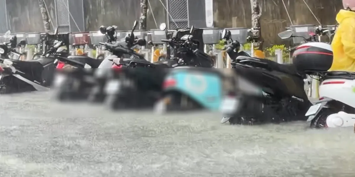 內湖區下大雨整排機車泡水。（圖／翻攝Threads）