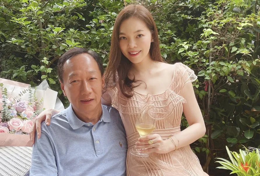 曾馨瑩和郭台銘結婚多年感情依舊甜蜜。（圖／翻攝Instagram）