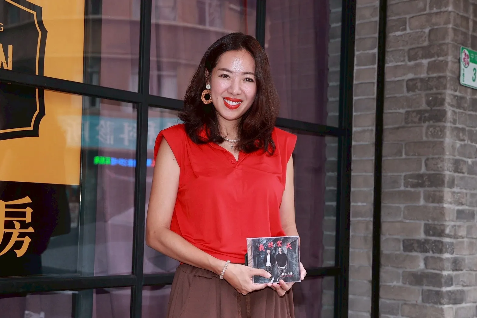 劉伊心出席關三兄弟發片記者會，受訪時針對日前的特助徵才爭議做出詳細回應，並透露已找到合適的實習人選。（圖／娛樂中心）