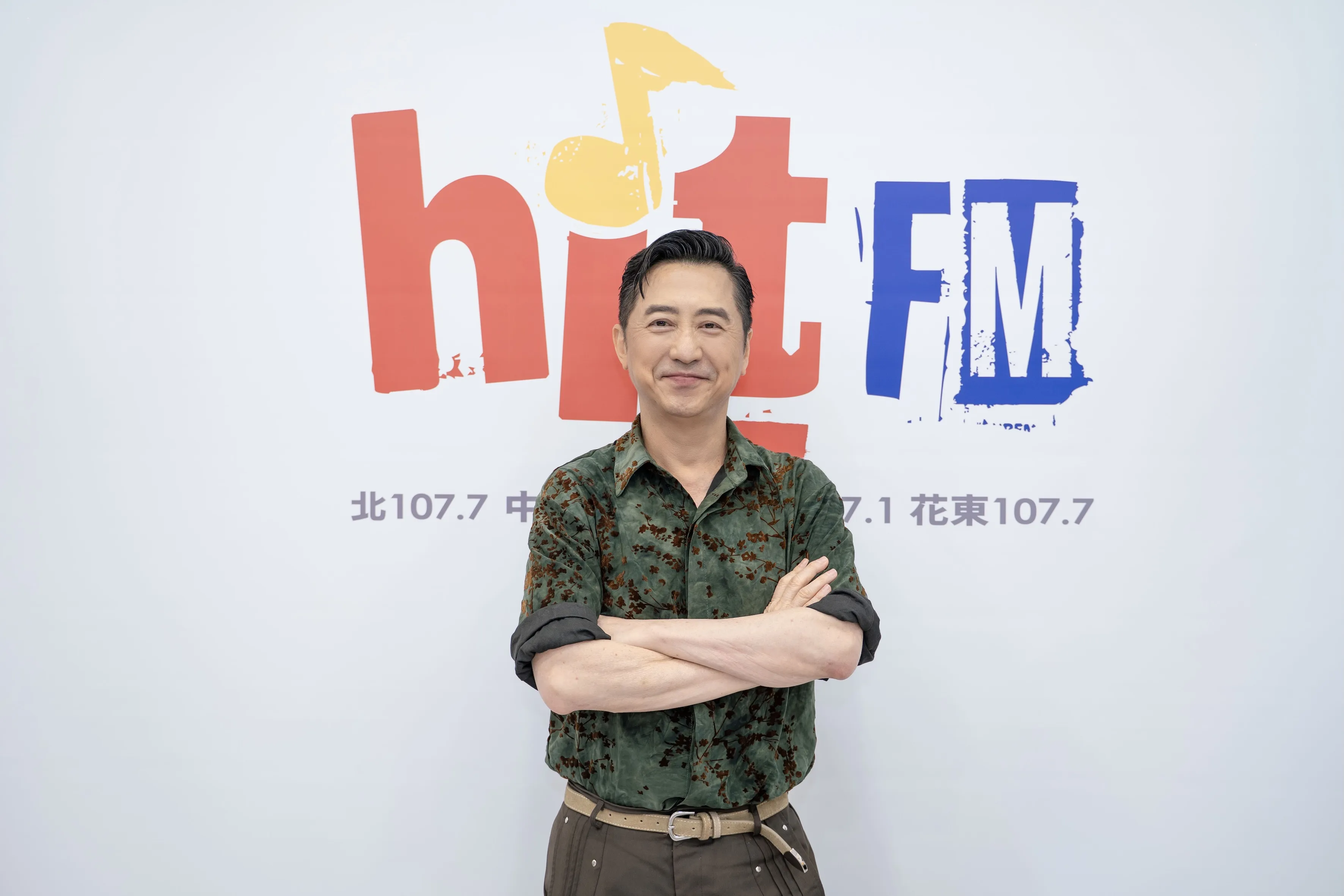 金曲歌王庾澄慶今日現身電台節目，宣傳全新創作單曲〈愛人啊〉。（圖／Hit Fm提供）