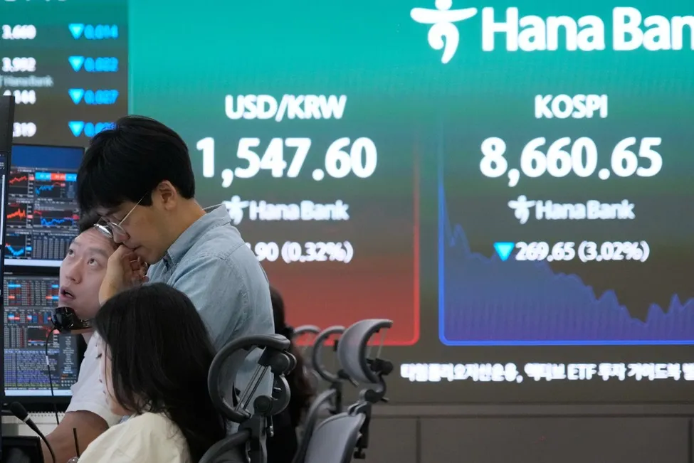 KOSPI指數截至中午大跌8％，收在8200點，創下近期最大跌幅，三星電子與SK海力士截至中午分別下跌8％，外資已連續五個月賣超韓股。（圖／達志影像）