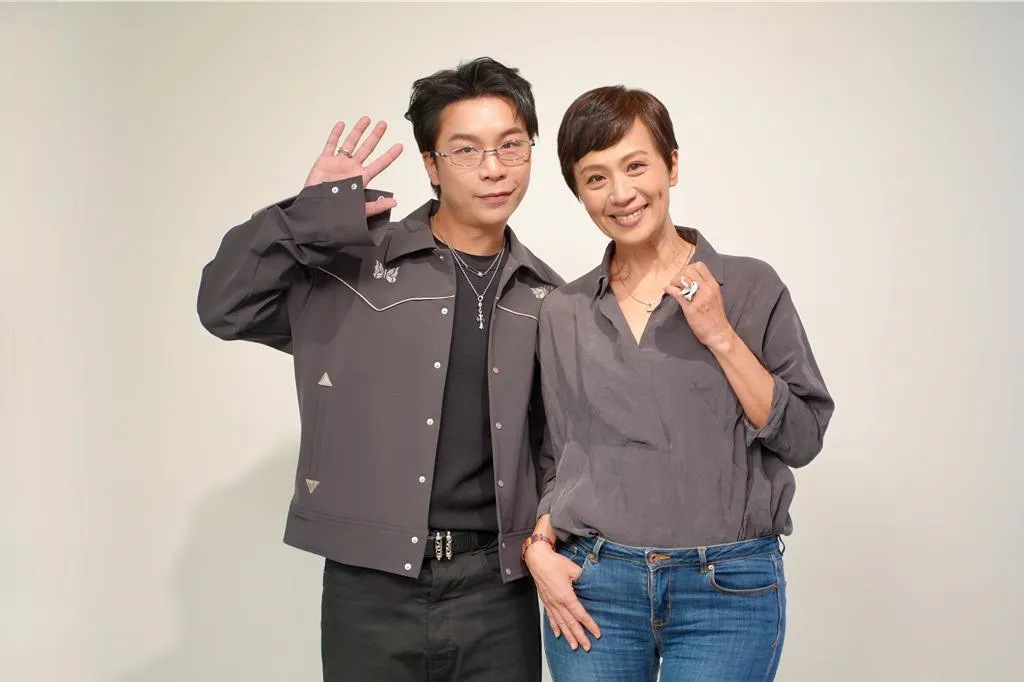 派翠克、黃采儀在《他的靈魂與他的書店》飾演姐弟。（圖／大愛提供）