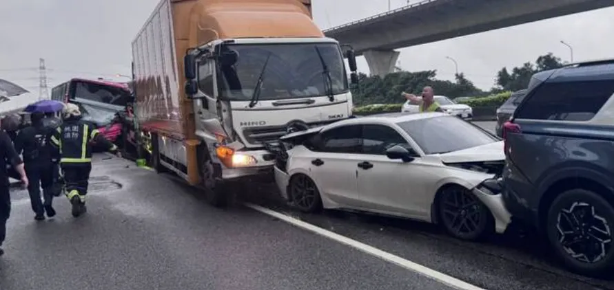 國1北上9車連環追撞。（圖／消防局提供）