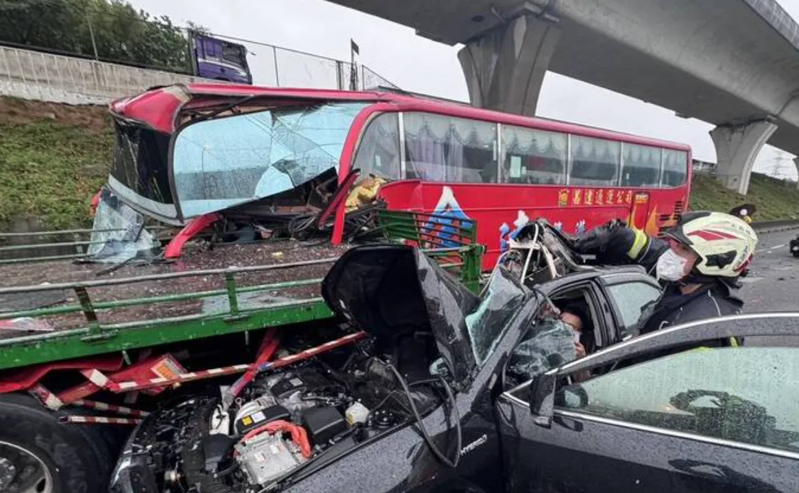 友達員工專車捲入14人送醫。（圖／消防局提供）