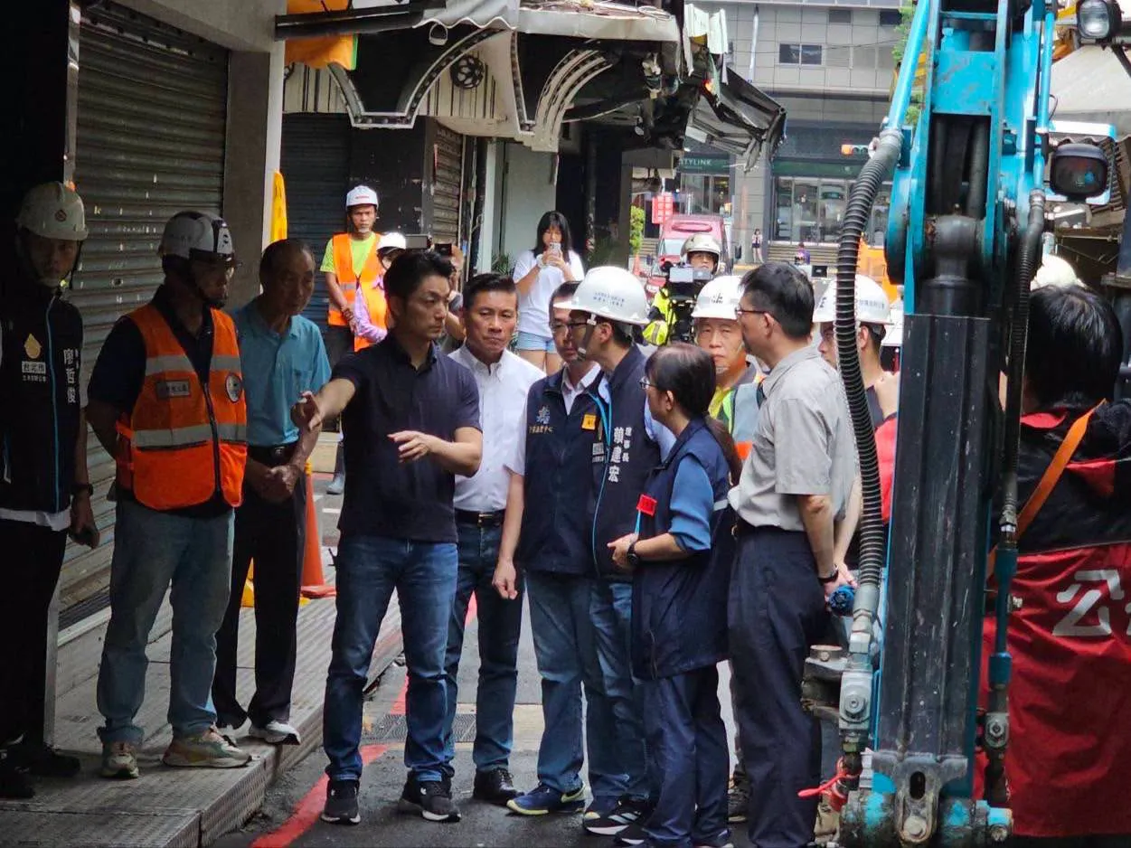 台北五分埔商圈附近發生道路塌陷。(圖/翻攝自臉書)