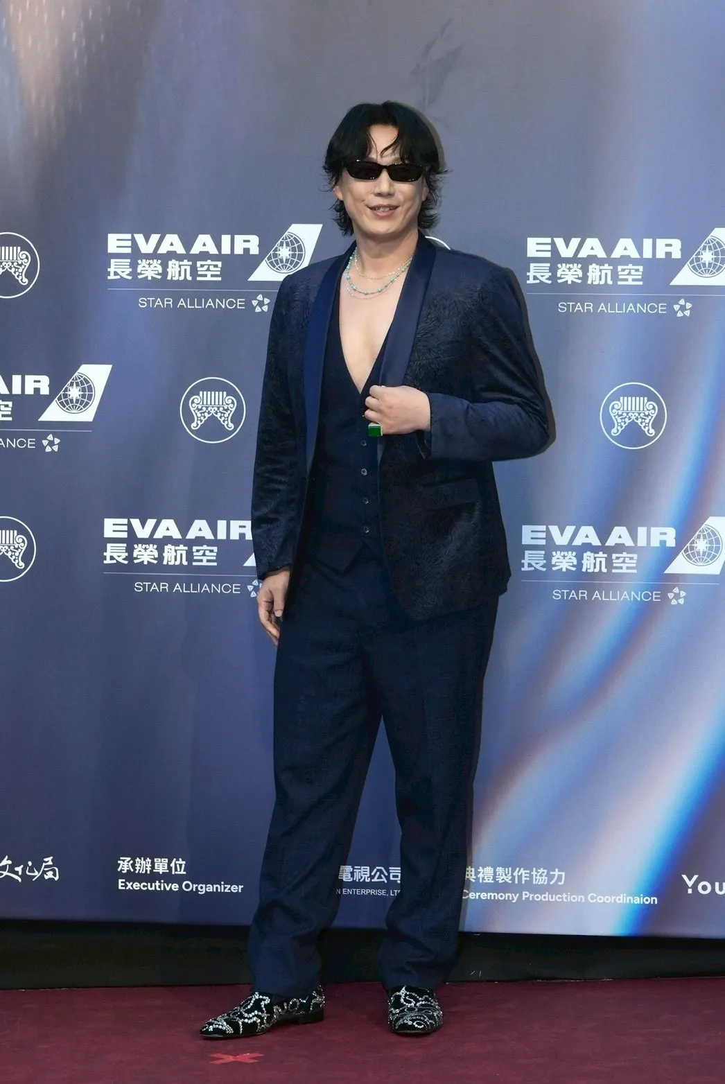 蕭煌奇現身金曲獎紅毯，超深V秀肌肉。（圖／記者陳明中攝）