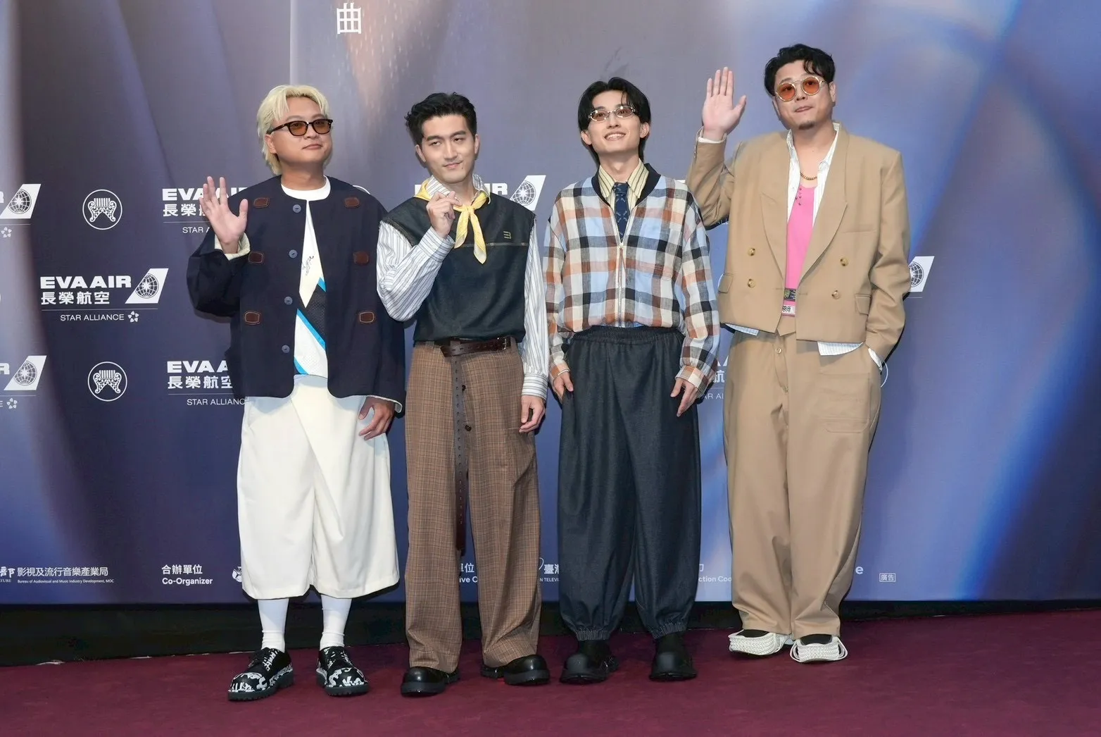 冰球樂團失言風波後首露面，主唱王（右一）低調回應。（圖／記者陳明中攝）