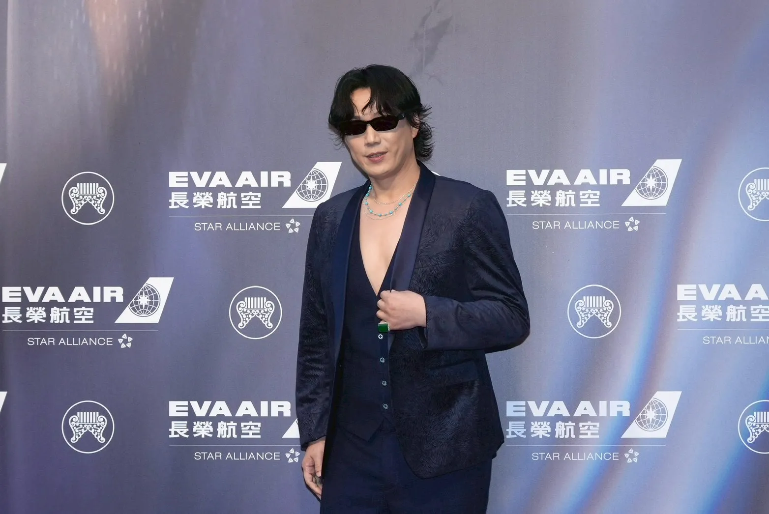 金曲歌王蕭煌奇佩戴千萬珠寶行頭現身金曲獎紅毯，受訪時大方放閃分享與老婆的甜蜜互動。（圖／記者陳明中攝）