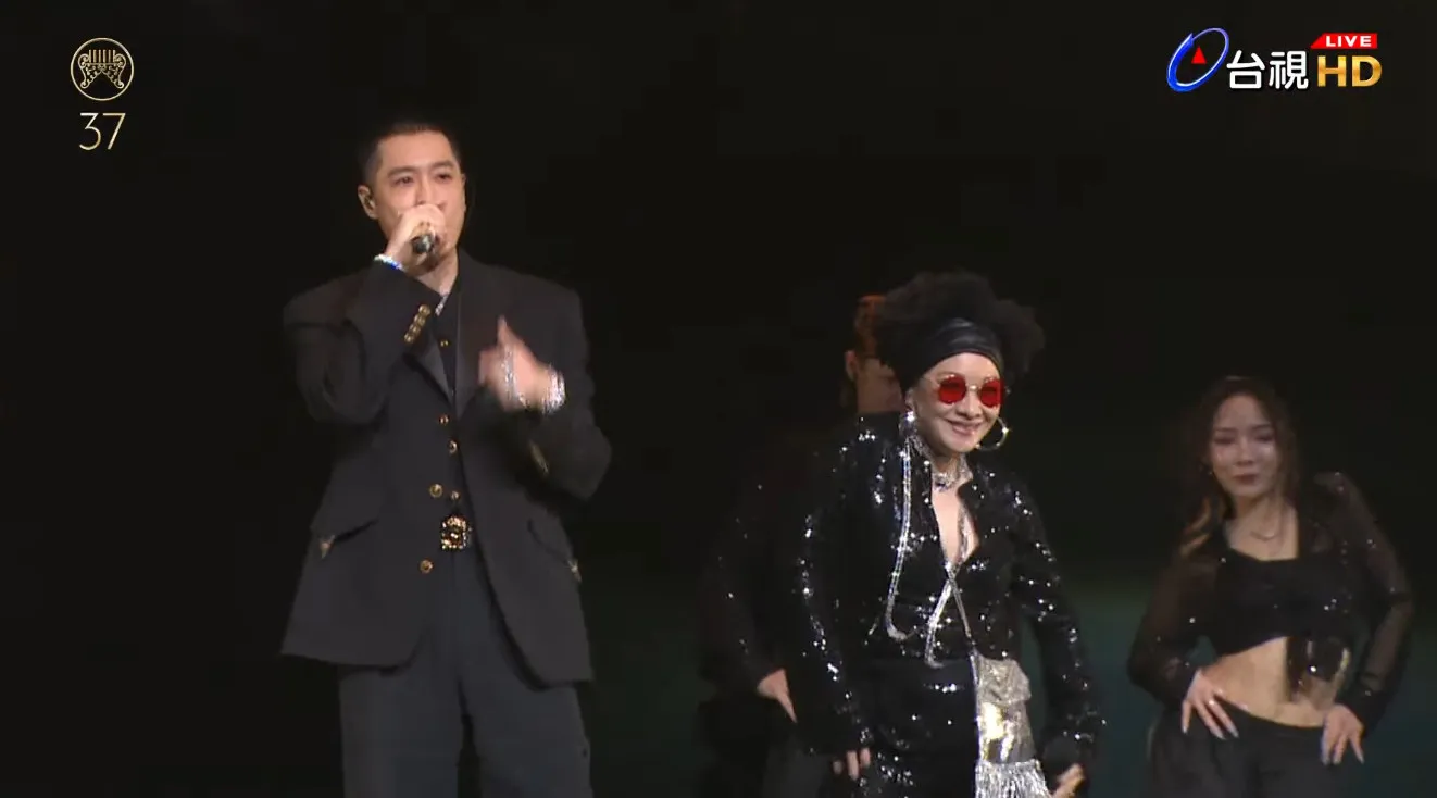 周湯豪與媽媽比莉同台演出。（圖／翻攝自 GMA 金曲獎頒獎典禮暨國際音樂節 Golden Melody Awards & Festival YouTube）