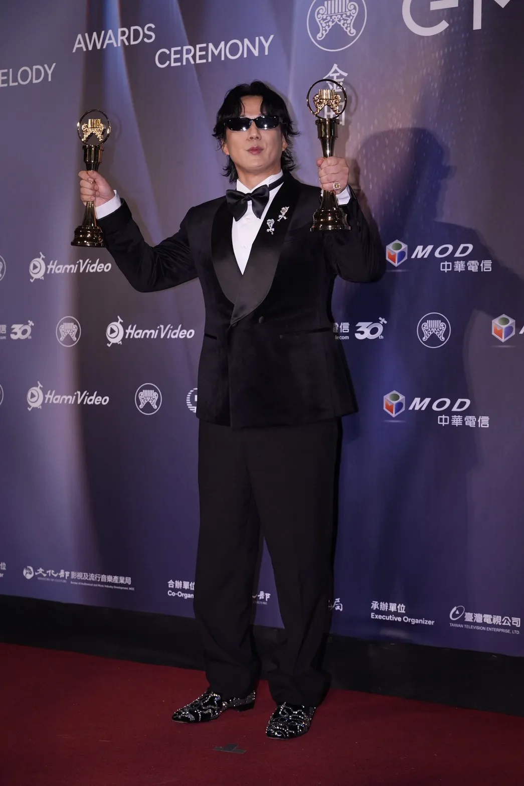 蕭煌奇一舉奪下最佳台語男歌手與最佳台語專輯兩項大獎，下台受訪時開心秀出千萬鑽戒說要犒賞老婆。（圖／記者許方正攝）