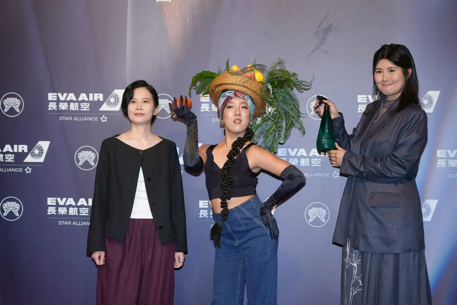 李竺芯頂水果籃造型登上金曲紅毯，導演劉熙真還不忘拿撒水器噴水保鮮。（圖／記者陳明中攝）
