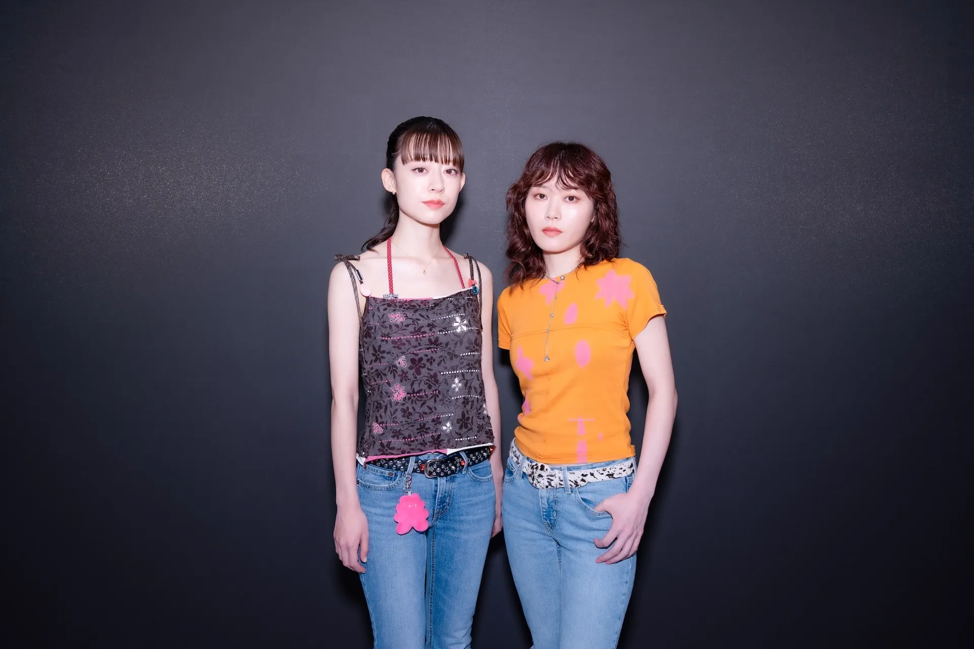 羊文學由主唱兼吉他塩塚MOEKA（左）、貝斯手河西YURIKA組成。（圖／索尼音樂提供）