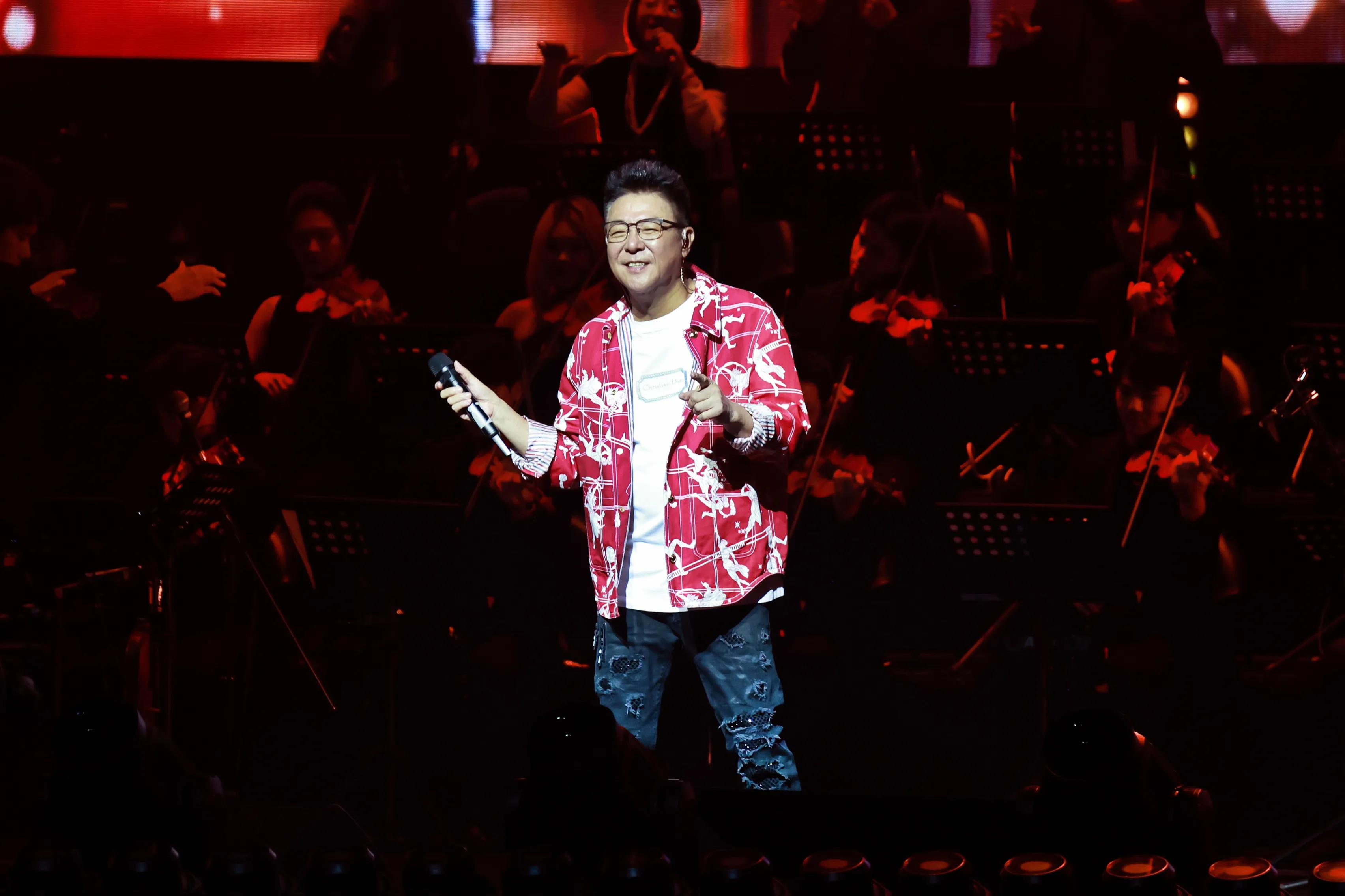 姜育恆登上北流開唱，獻唱20多首經典神曲。（圖／文星文化提供）